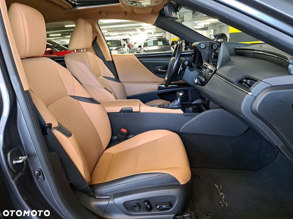Lexus ES 300h Business Edition - 16