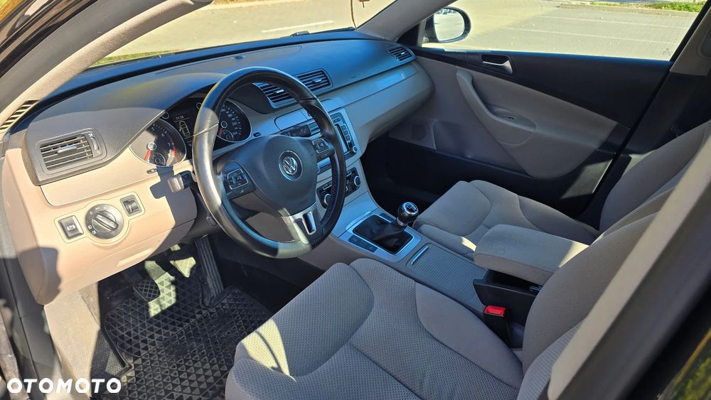 Volkswagen Passat - 13