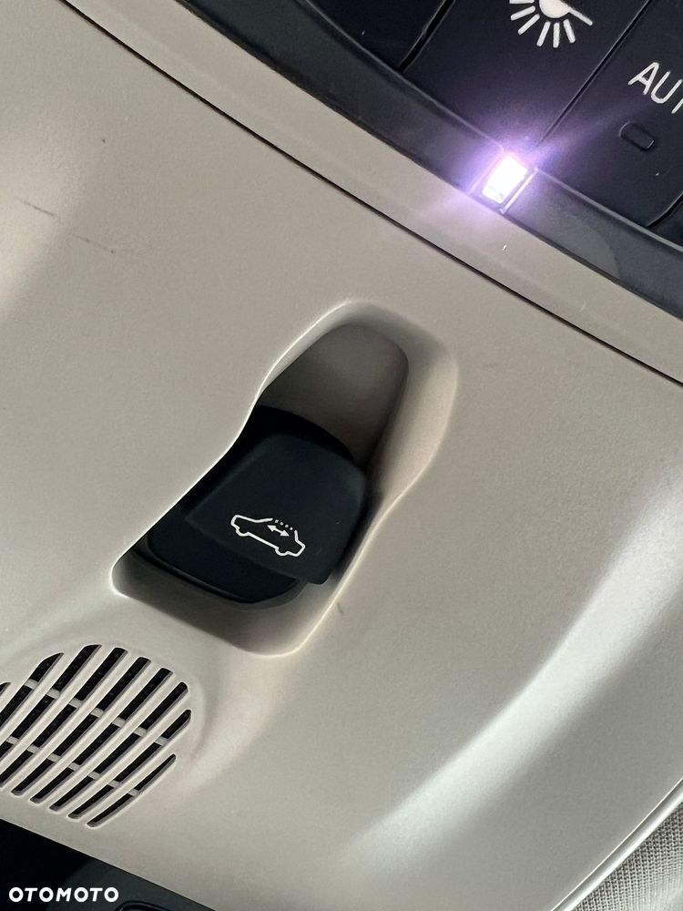 Volvo V40 Cross Country - 12