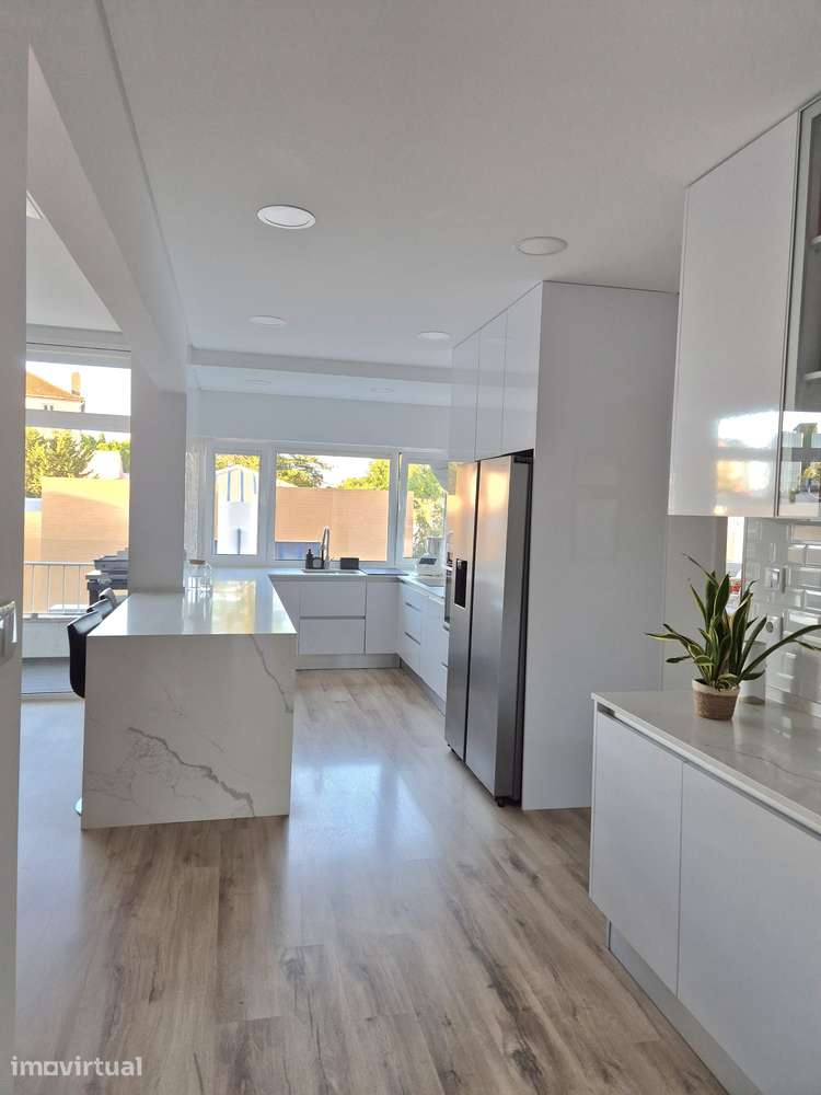 T4 remodelado no Lumiar | 140 m² + arrecadação de 15 m² - Grande imagem: 4/22