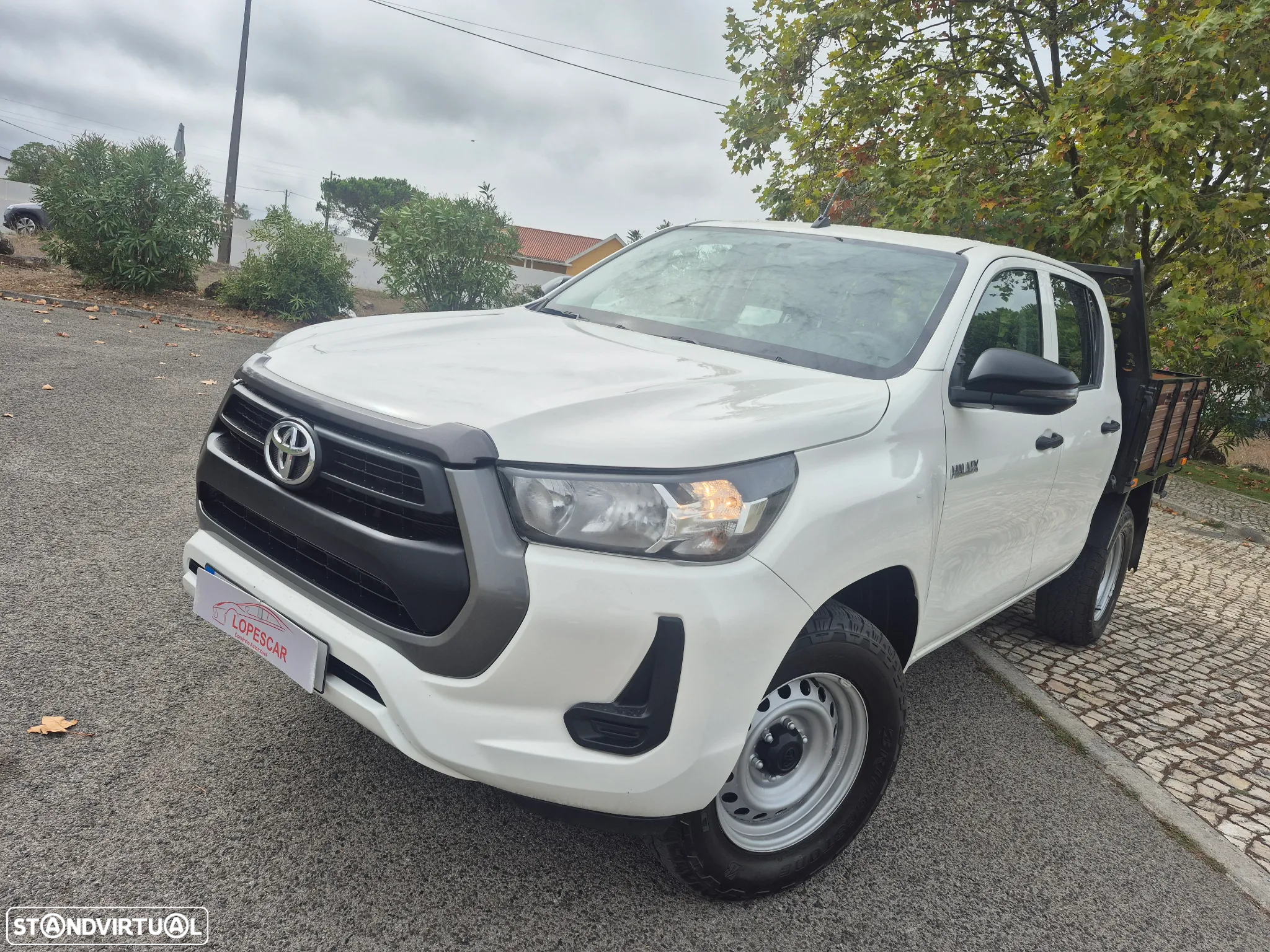 Toyota Hilux 2.4D-4D 4X4 - 2024 - 5 LUGARES - 12.000KM - 2