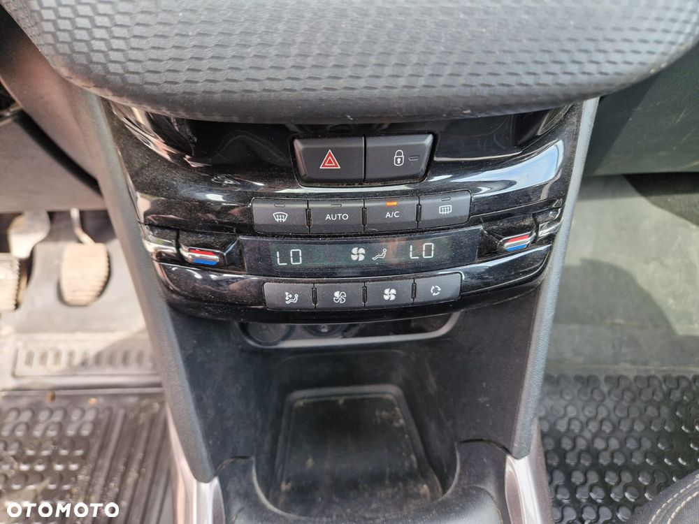 Peugeot 2008 1.2 Pure Tech Style - 16