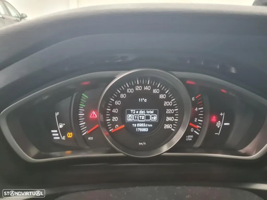 Volvo V40 2.0 D3 Momentum - 3