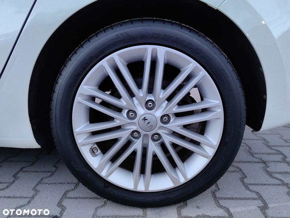 Kia Carens 1.7 CRDi 141 UEFA EURO 2016 - 11