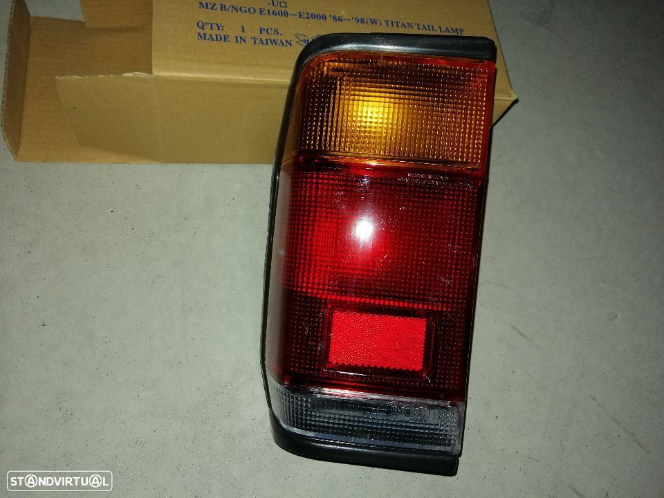 Farolins de trás Mazda E2200  NOVOS - 1