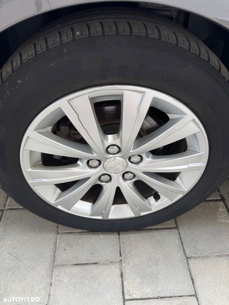 Peugeot 308 1.2 L PureTech Turbo Allure - 17