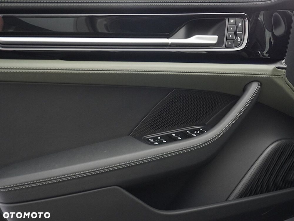 Porsche Panamera 4 E-Hybrid PHEV - 22
