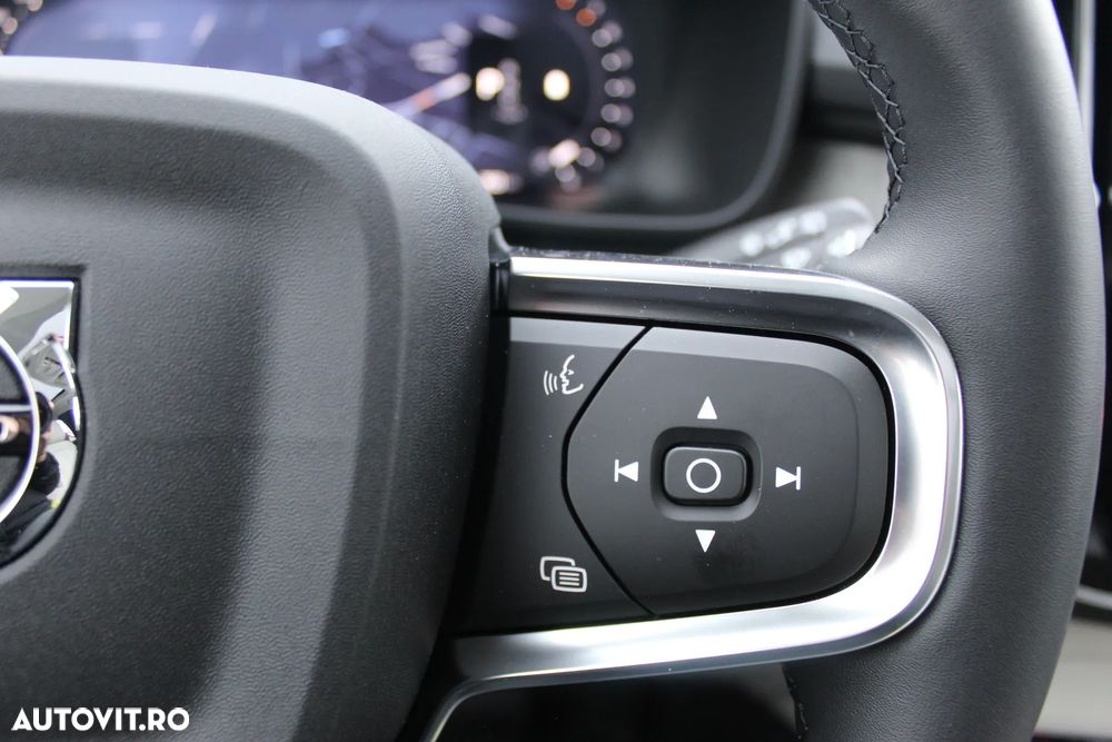 Volvo XC 40 B4 AT FWD MHEV Ultimate Dark - 24