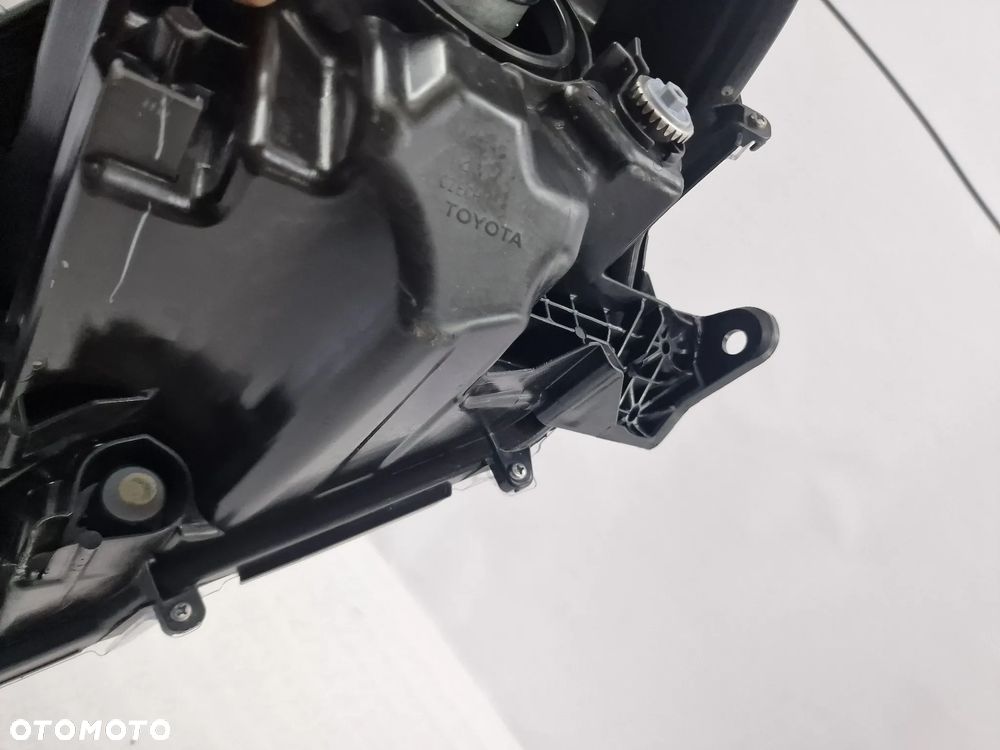 TOYOTA YARIS IV 19- LEWA / PRAWA ZWYKŁA SOCZEWKA LAMPA PRZEDNIA PRZÓD , NR KOITO K0-6 , NR AUKCJI LA47 - 19