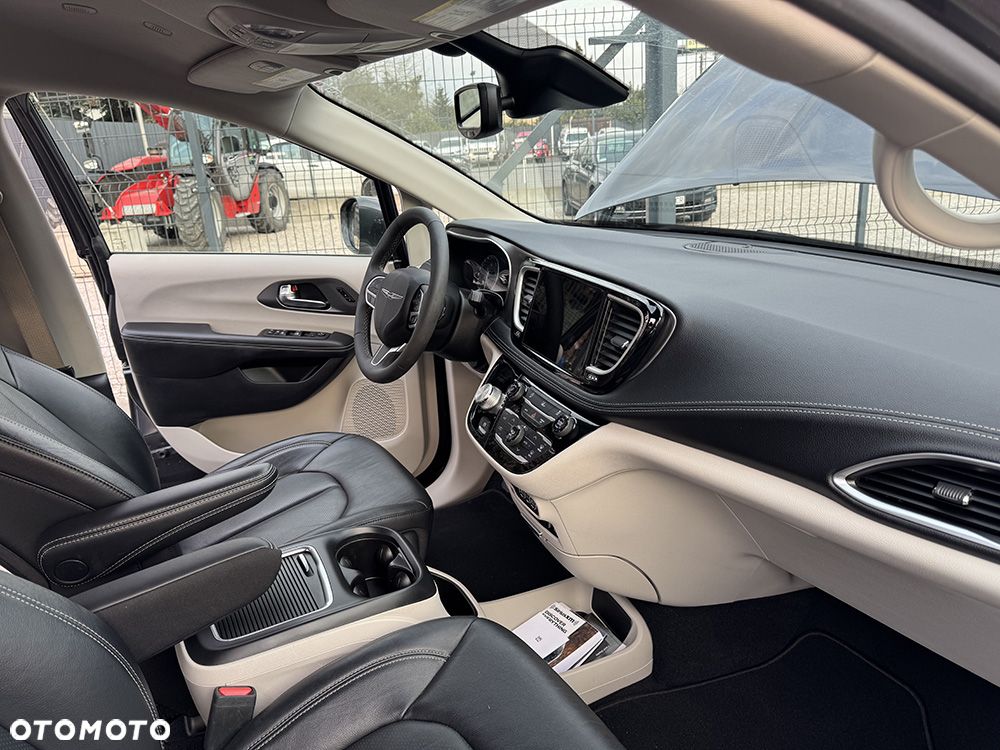 Chrysler Pacifica - 10