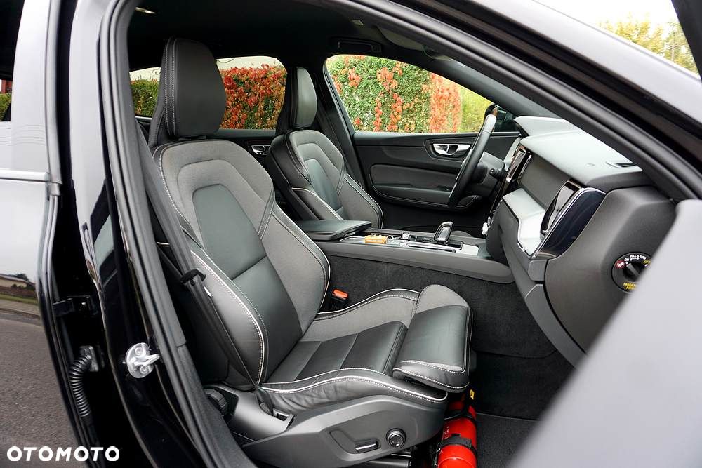 Volvo XC 60 B4 D Plus Dark - 29