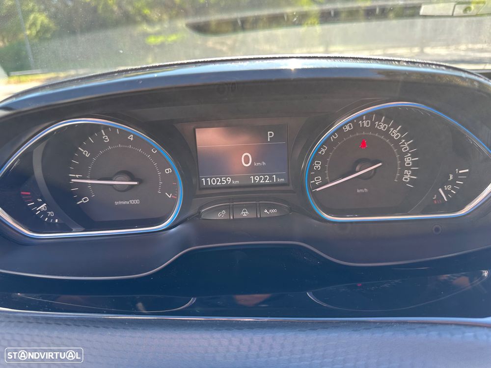 Peugeot 2008 1.2 PureTech Allure EAT6 - 27