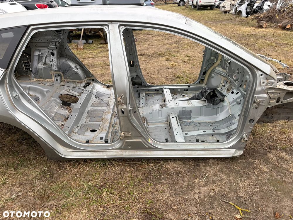 TOYOTA AURIS E18 1.8 HYBRYDA HB PRÓG PRAWY - 1