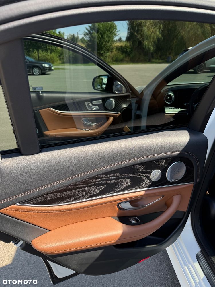 Mercedes-Benz Klasa E 220 d 4-Matic 9G-TRONIC - 37