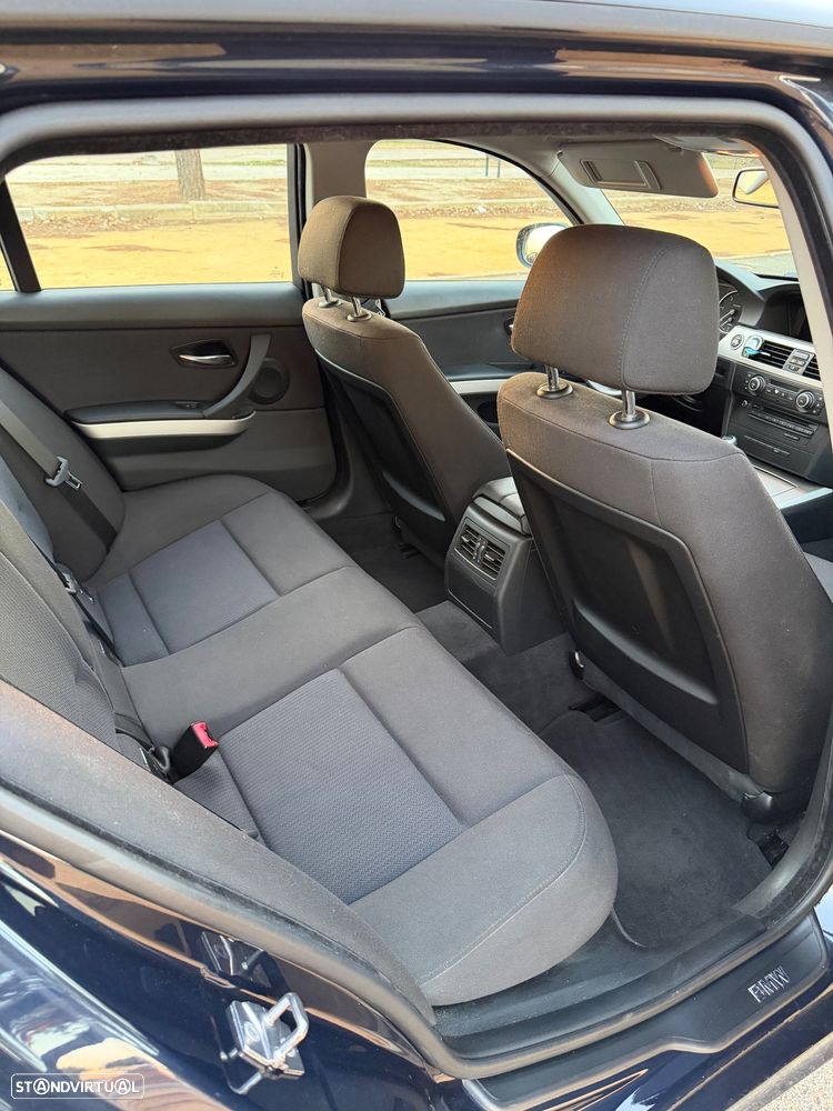BMW 318 d Navigation Sport — fotografia 12