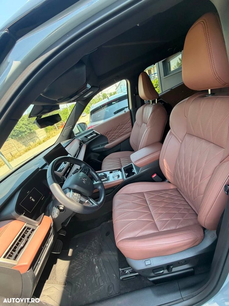 Mitsubishi Outlander 2.4 L 4X4 PHEV Instyle Ultimate - 12