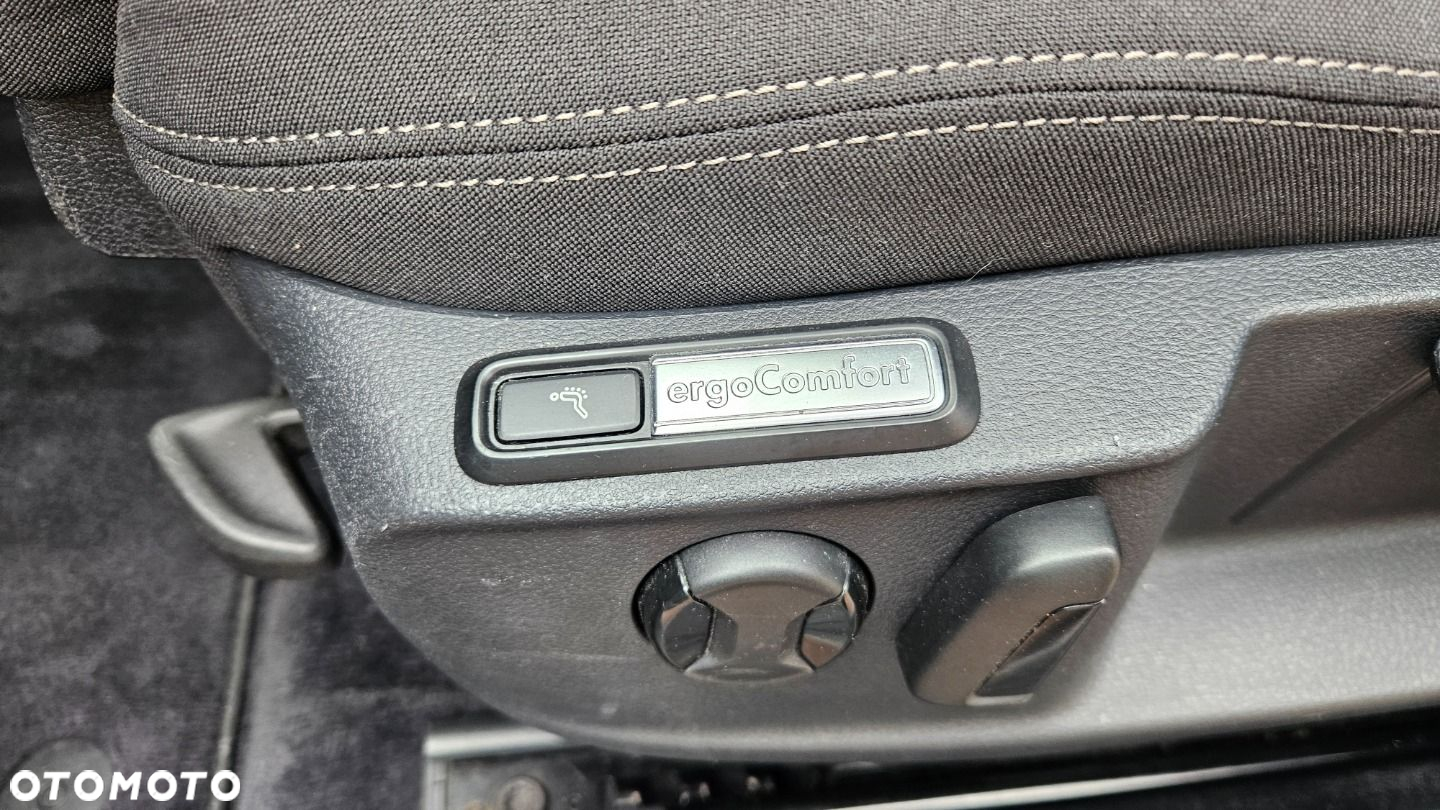 Volkswagen Passat Variant 2.0 TDI SCR DSG Elegance - 18