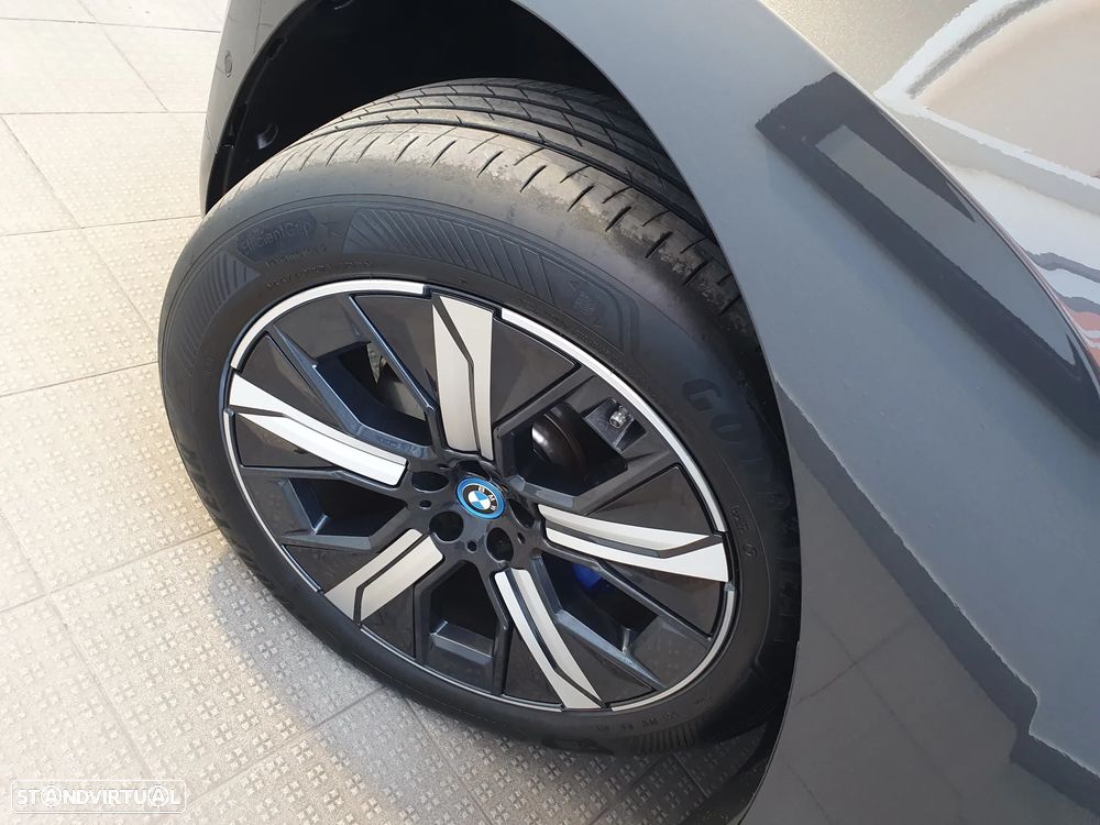 BMW iX xDrive 40 Pack Desportivo - 29
