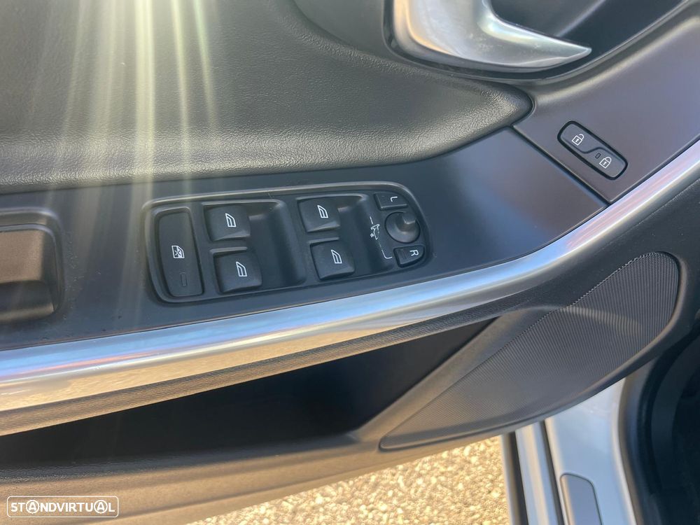 Volvo V60 D6 Twin Engine Geartronic Momentum — fotografia 14