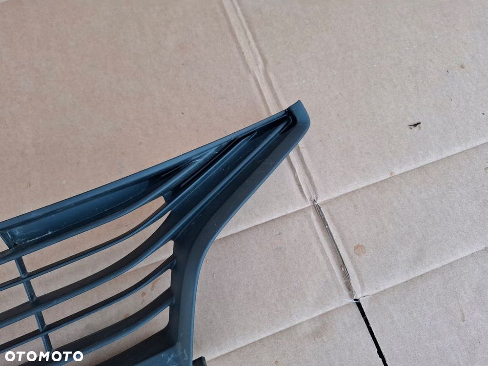 KRATKA ŚRODKOWA ZDERZAKA TOYOTA YARIS IV 4 ORYGINAŁ - 1