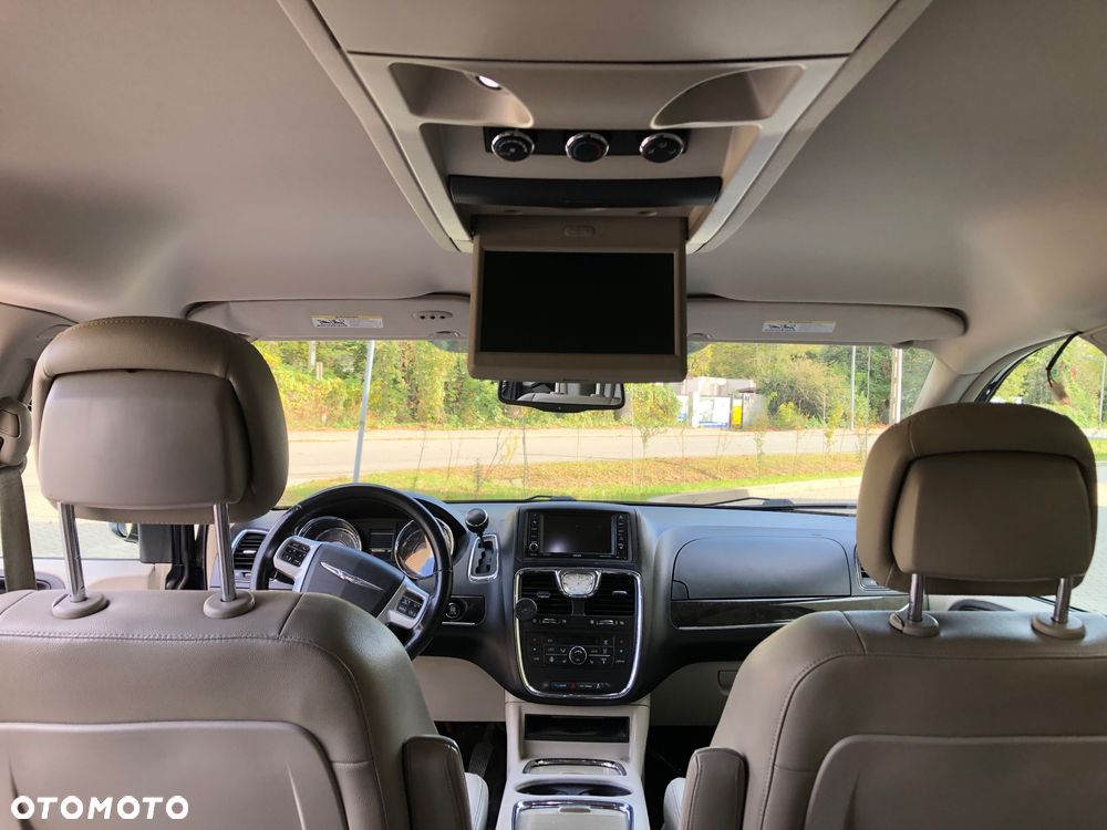 Chrysler Town & Country - 14