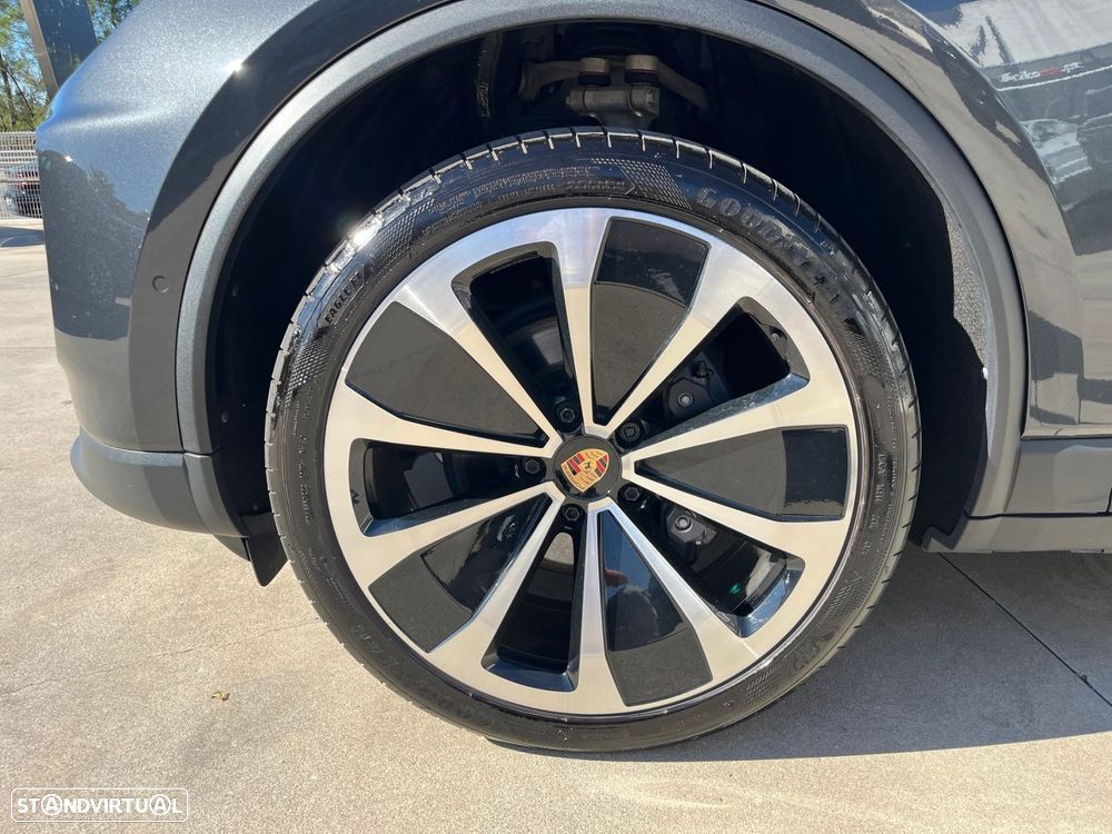 Porsche Macan Electric 4 - 12