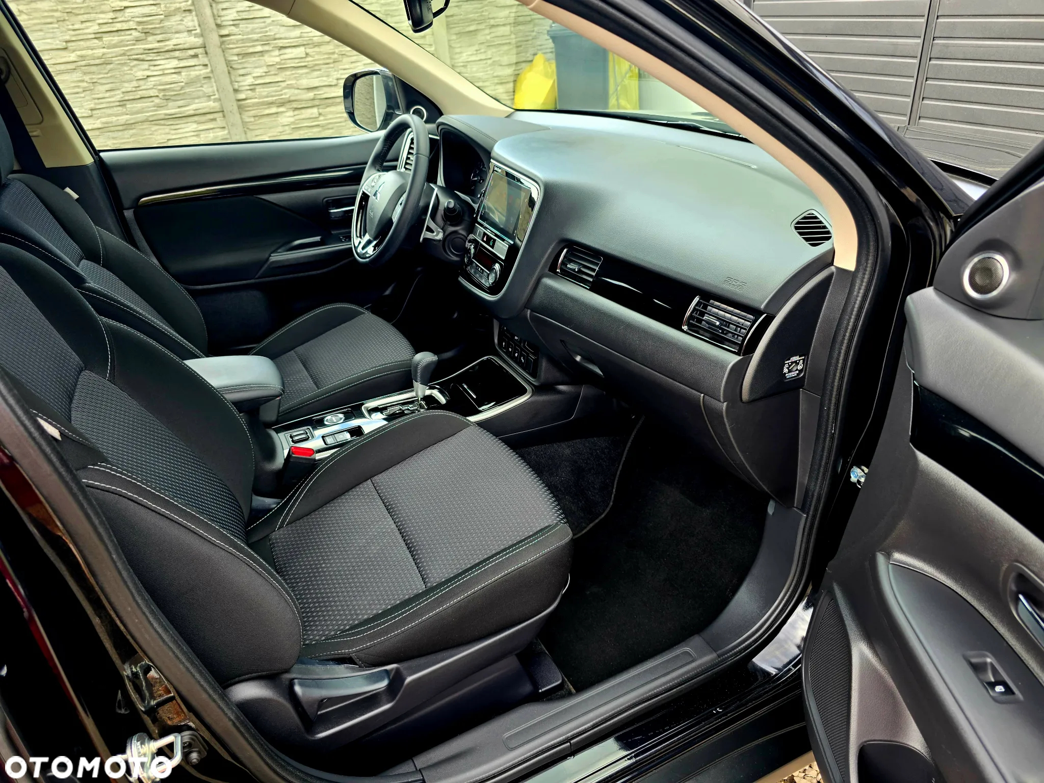 Mitsubishi Outlander 2.0 Instyle + 4WD CVT - 23