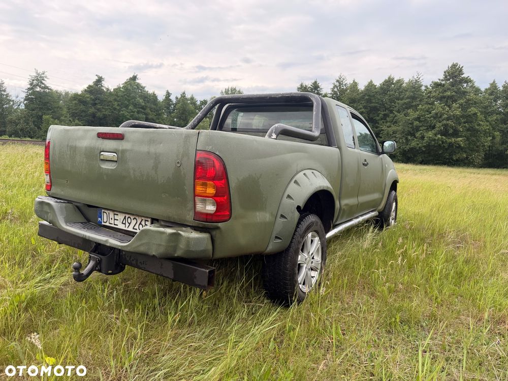 Toyota Hilux 2.5 D-4D DLX + - 5