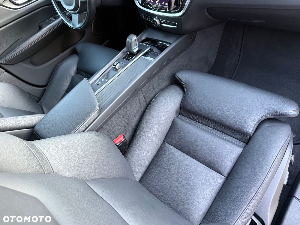 Volvo V60 B3 B DKG Momentum Pro - 36