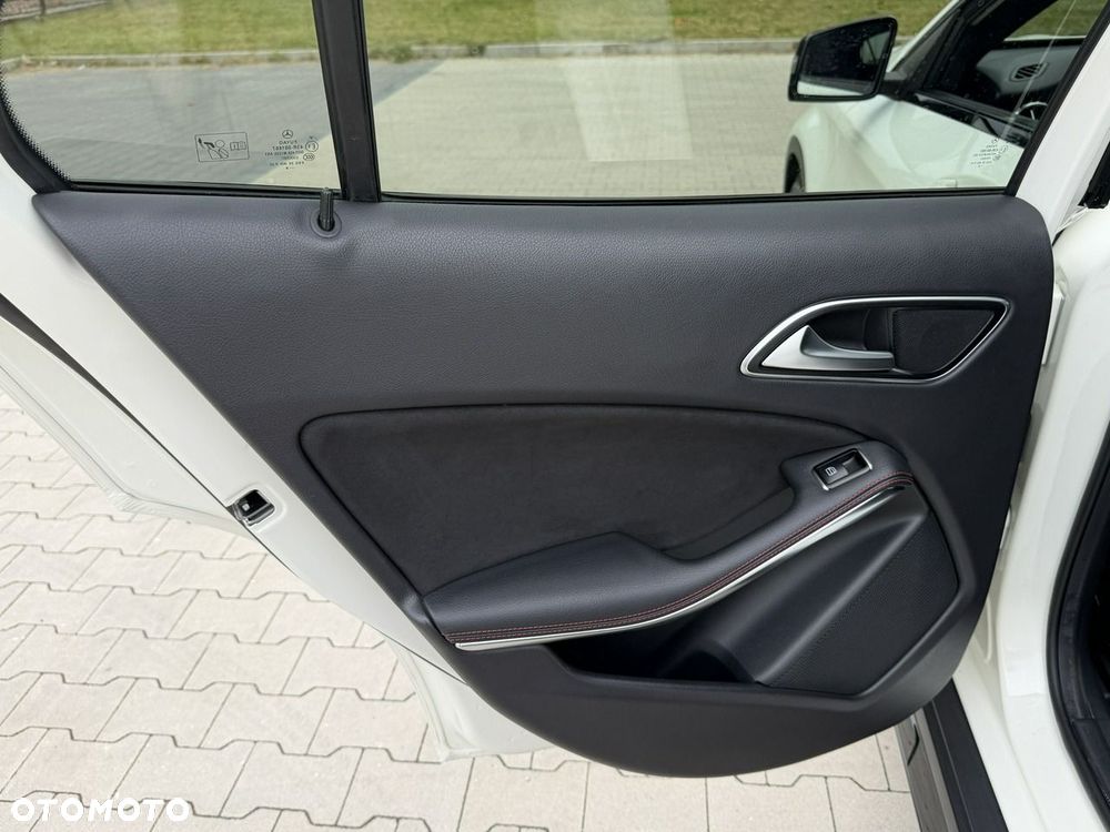 Mercedes-Benz GLA 220 CDI 7G-DCT AMG Line - 32