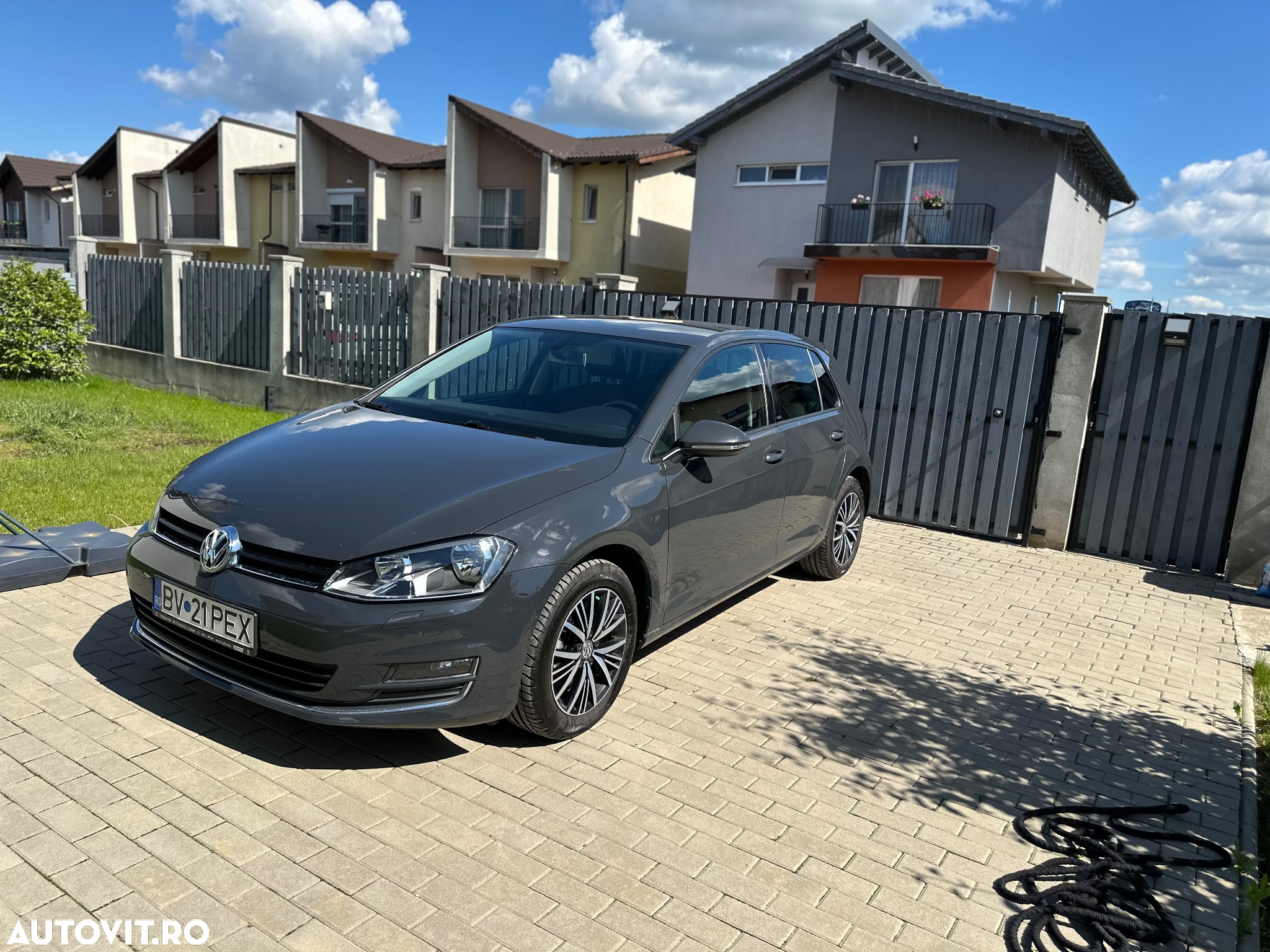Volkswagen Golf - 2