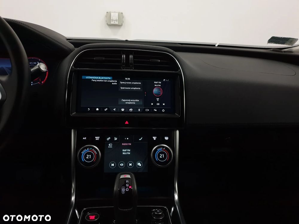 Jaguar XE 2.0 D180 SE - 16