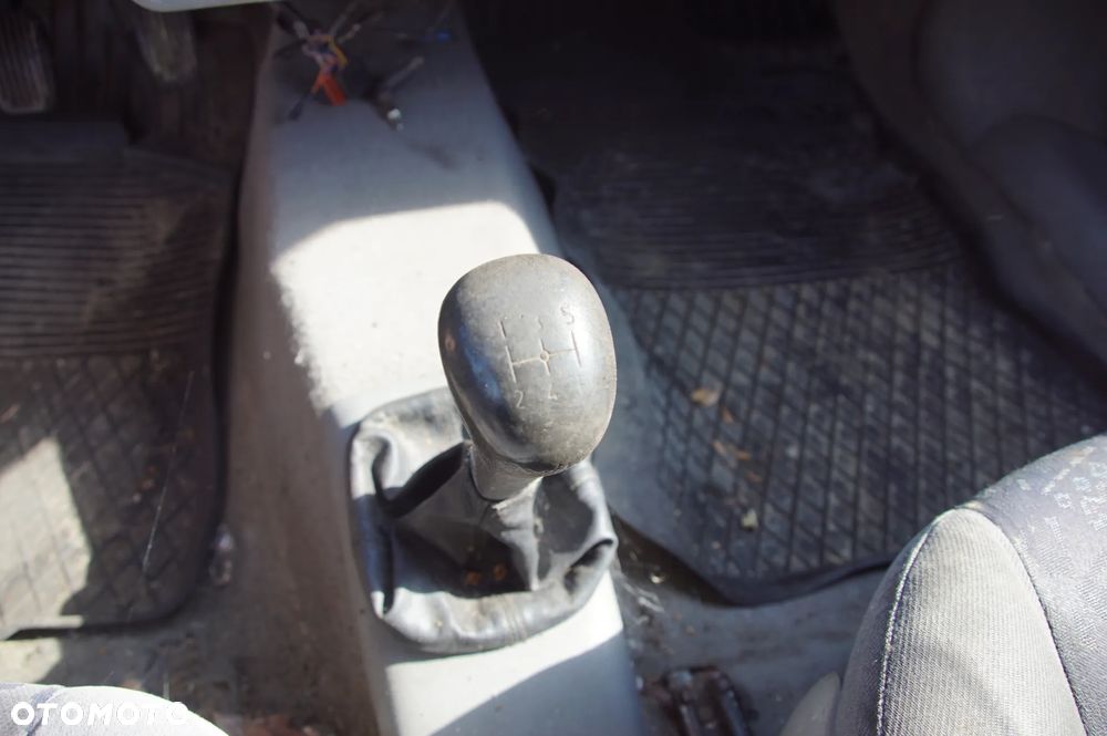 Auto na części - Skoda Felicia Pickup 1.9 D 64 KM AEF 002300041R 1998R Silnik Skrzynia Drzwi Szyba Maska Lampa Lusterko Deska Kokpit Sterownik Moduł Czujnik Fotel Licznik Kierownica - 13