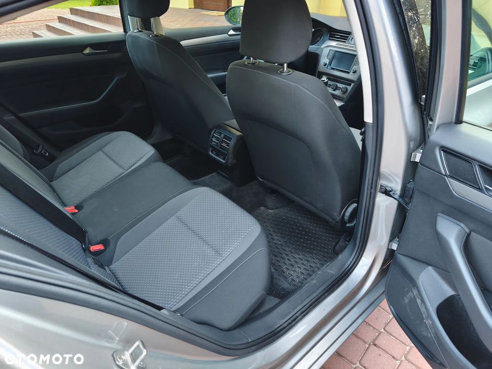 Volkswagen Passat 1.6 TDI BMT Comfortline - 10