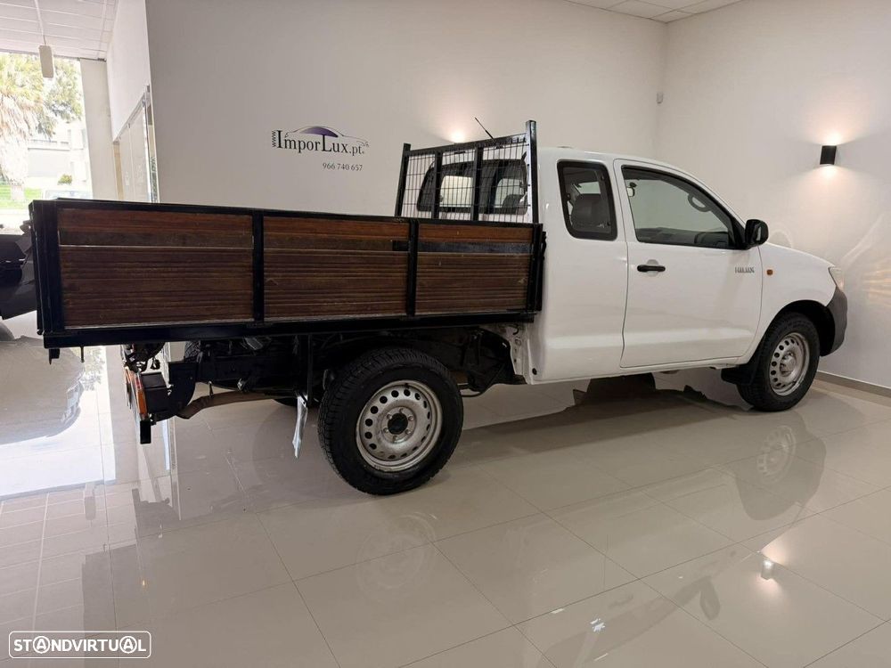 Toyota Hilux 2.4 D-4D 4WD CE CH 3L - 2