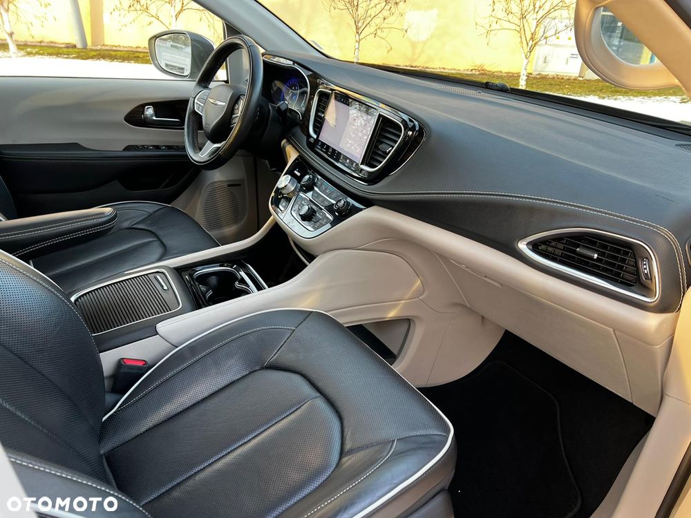 Chrysler Pacifica - 12