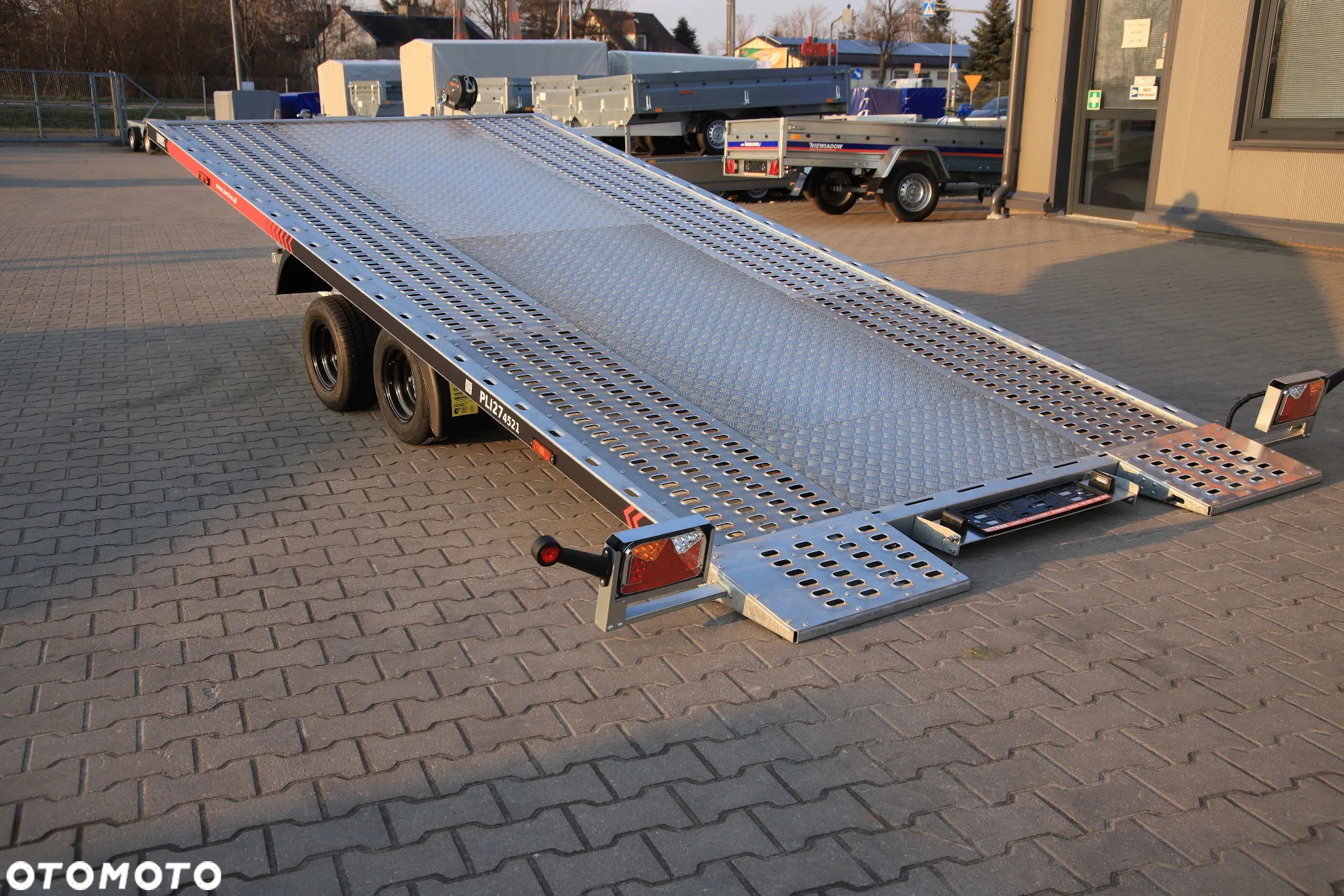 Lorries Lorries PLI27-4521 4.5 x 2 Wypełnienie alu ryfel Zintegrowane Podjazdy Uchylna Grawitacyjnie DMC 2700KG Full LED - 12