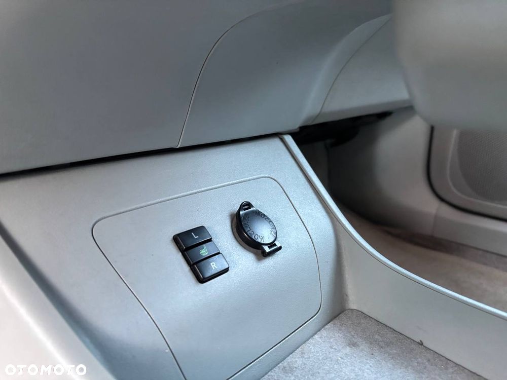 Toyota Prius (Hybrid) - 18