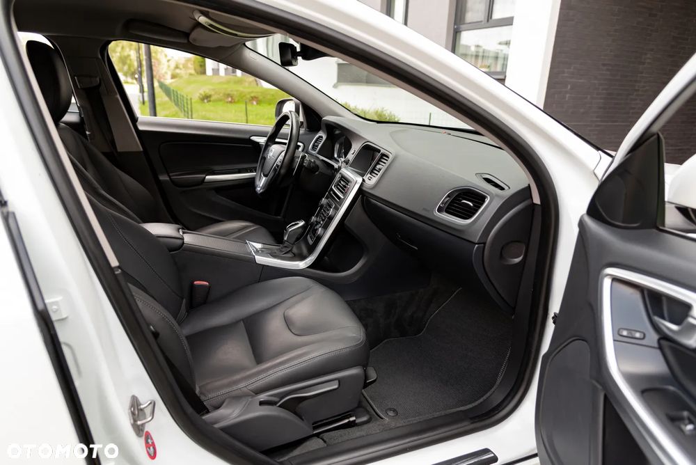 Volvo V60 D4 AWD R-Design Summum - 33