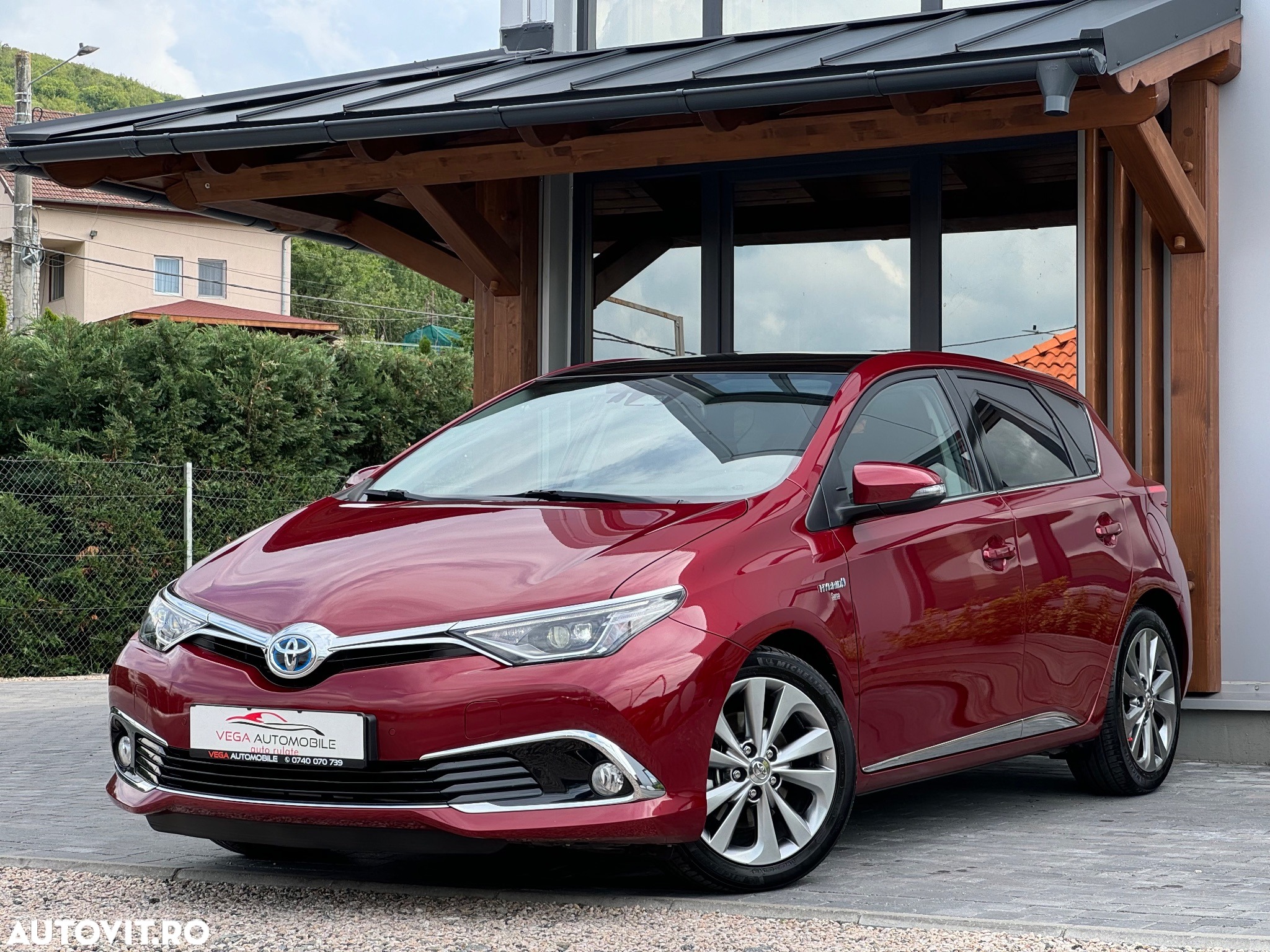 Toyota Auris 1.8 VVT-i Hybrid Automatik Design Edition - 2