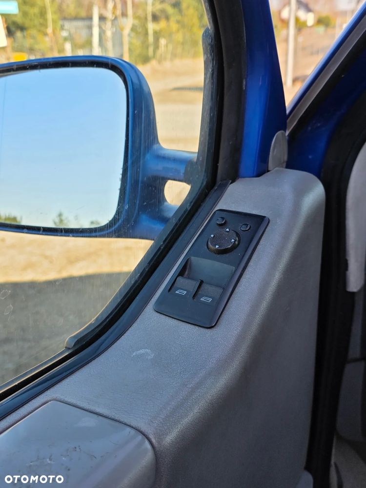 Volkswagen Caravelle - 10