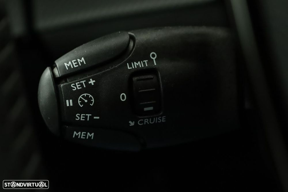 Peugeot 2008 1.2 Hybrid Allure e-DCS6 - 17