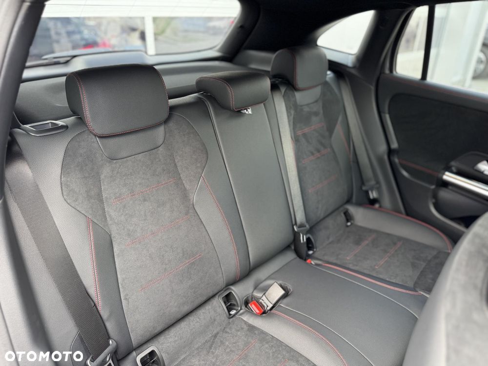 Mercedes-Benz GLA 200 AMG Line - 13