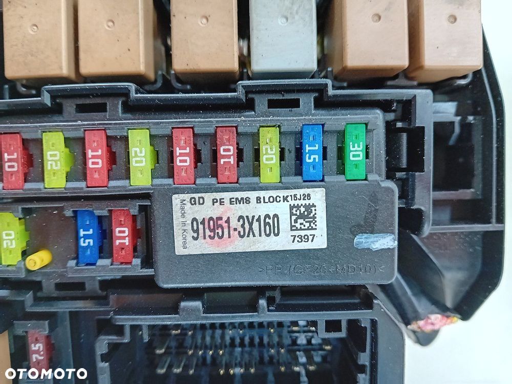 SKRZYNKA BEZPIECZNIKÓW ZEWNĘTRZNA HYUNDAI I40 91951-3X160 1.7 CRDI - 8