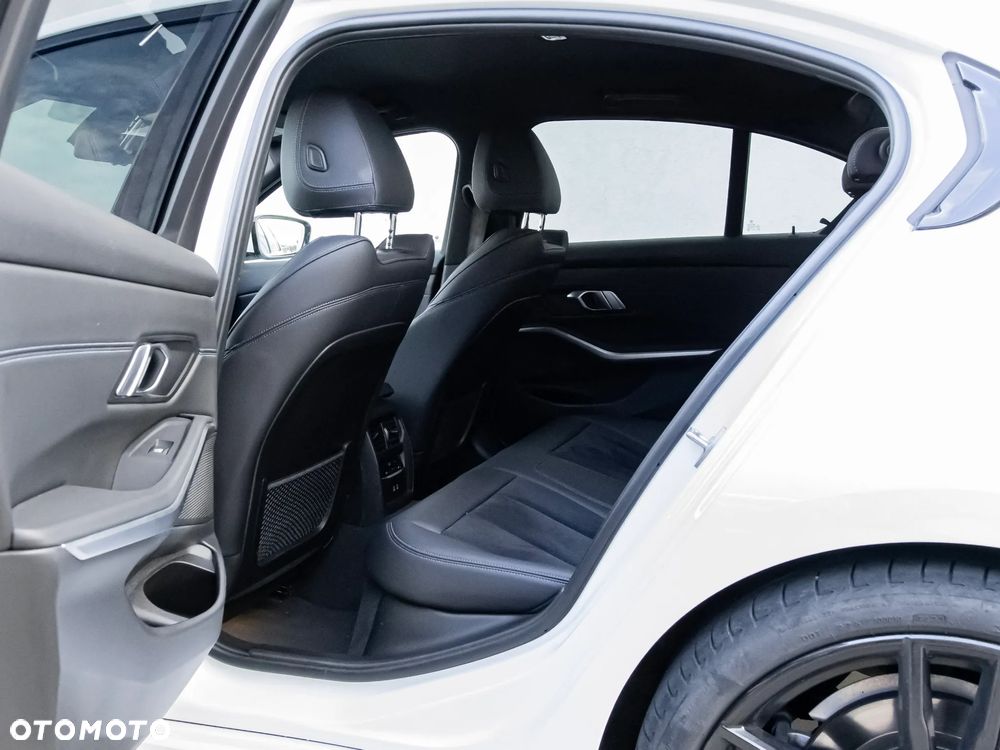 BMW Seria 3 318d M Sport - 33