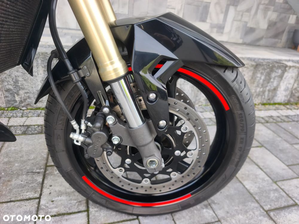 Suzuki GSR - 24