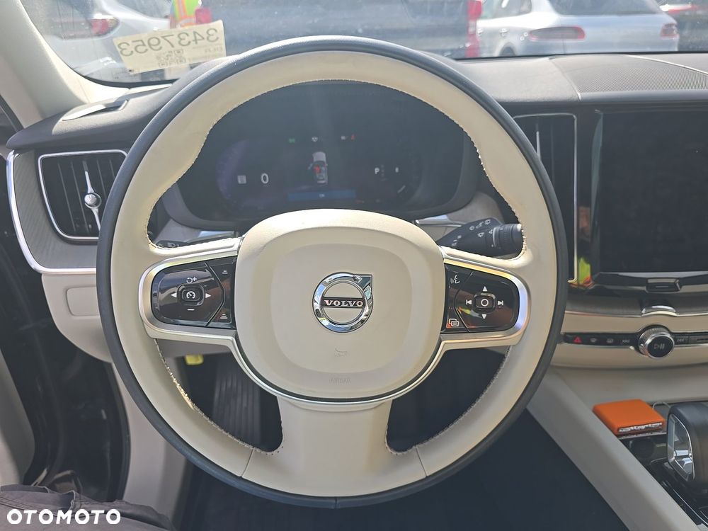 Volvo XC 60 B5 B AWD Plus Dark - 8