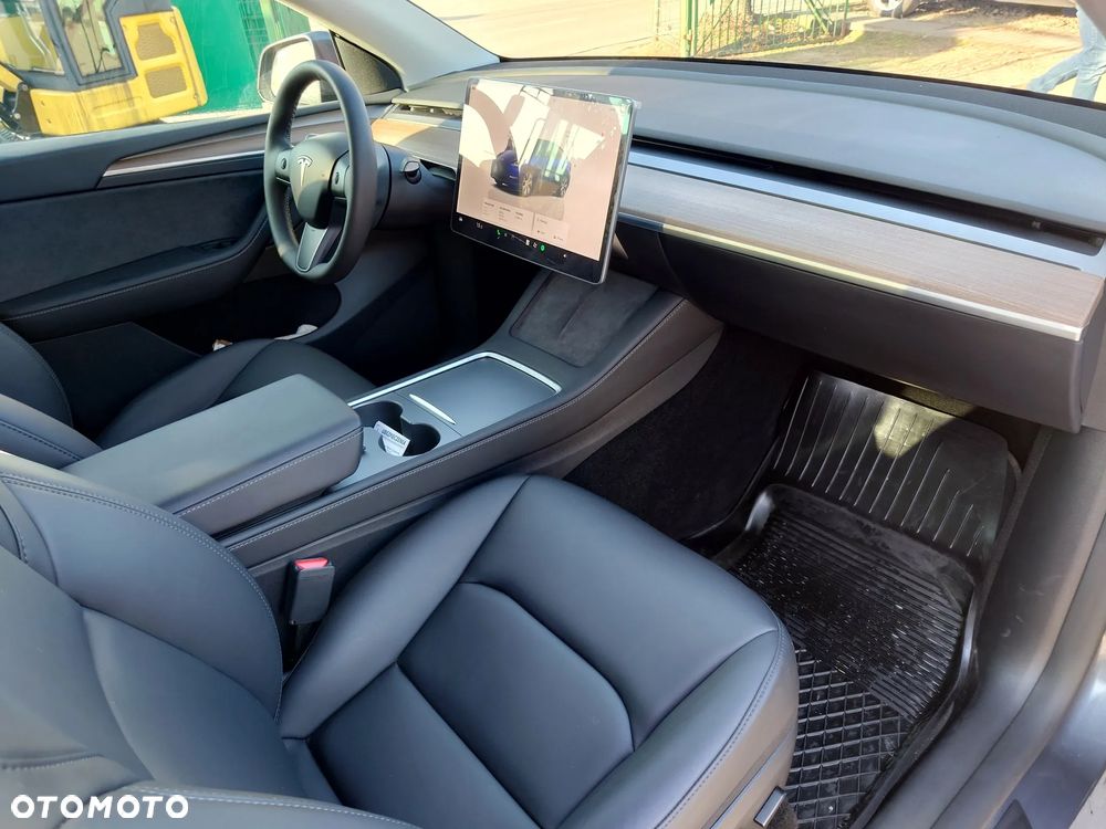 Tesla Model Y Long Range Dual Motor AWD - 9