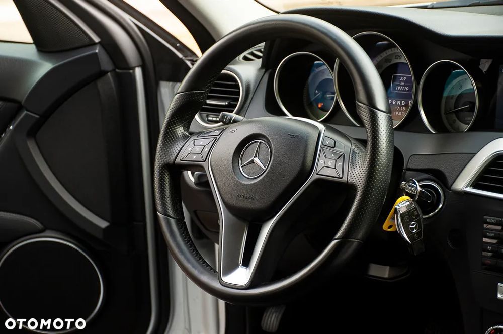 Mercedes-Benz Klasa C 250 CGI BlueEff Avantgarde - 33