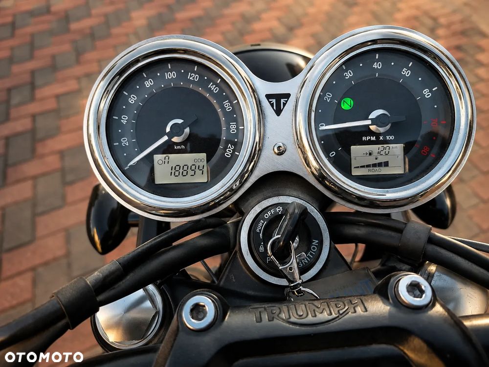 Triumph Bonneville - 6